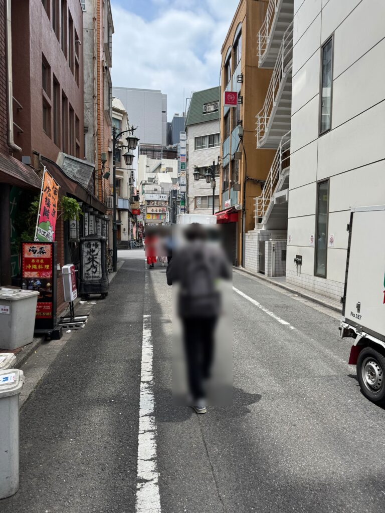 新宿三丁目駅C5出口から曲がった箇所